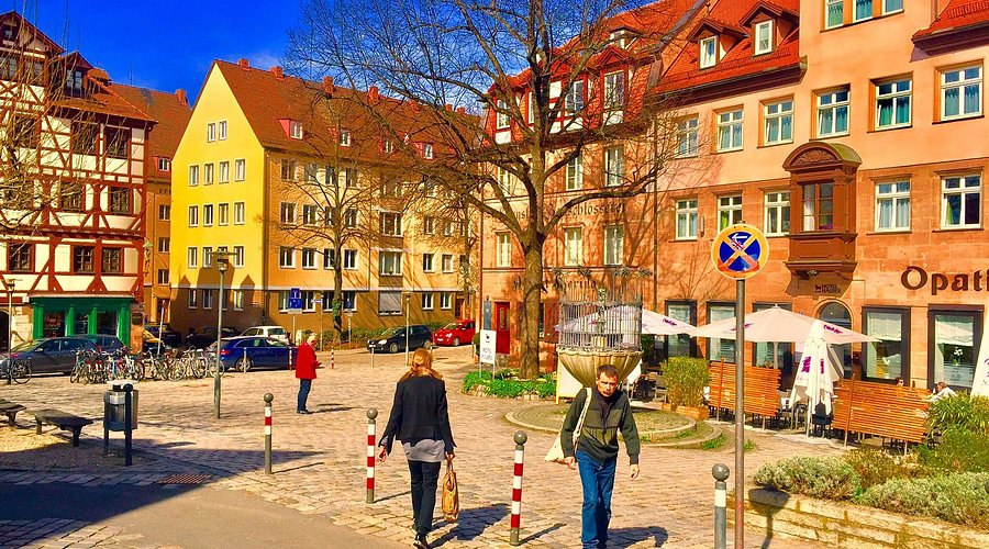 Recherche: Location (Platz mit Brunnen)